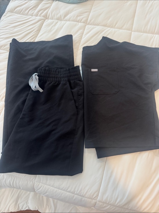 Other - FIGS NWOT Black wide leg scrub and crop scrub top Large/tall